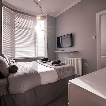 Haddon House 3 Bedrooms - Workstays Uk Video Tour Available Middlesbrough