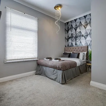 Haddon House 3 Bedrooms - Workstays Uk Video Tour Available Feriehus
